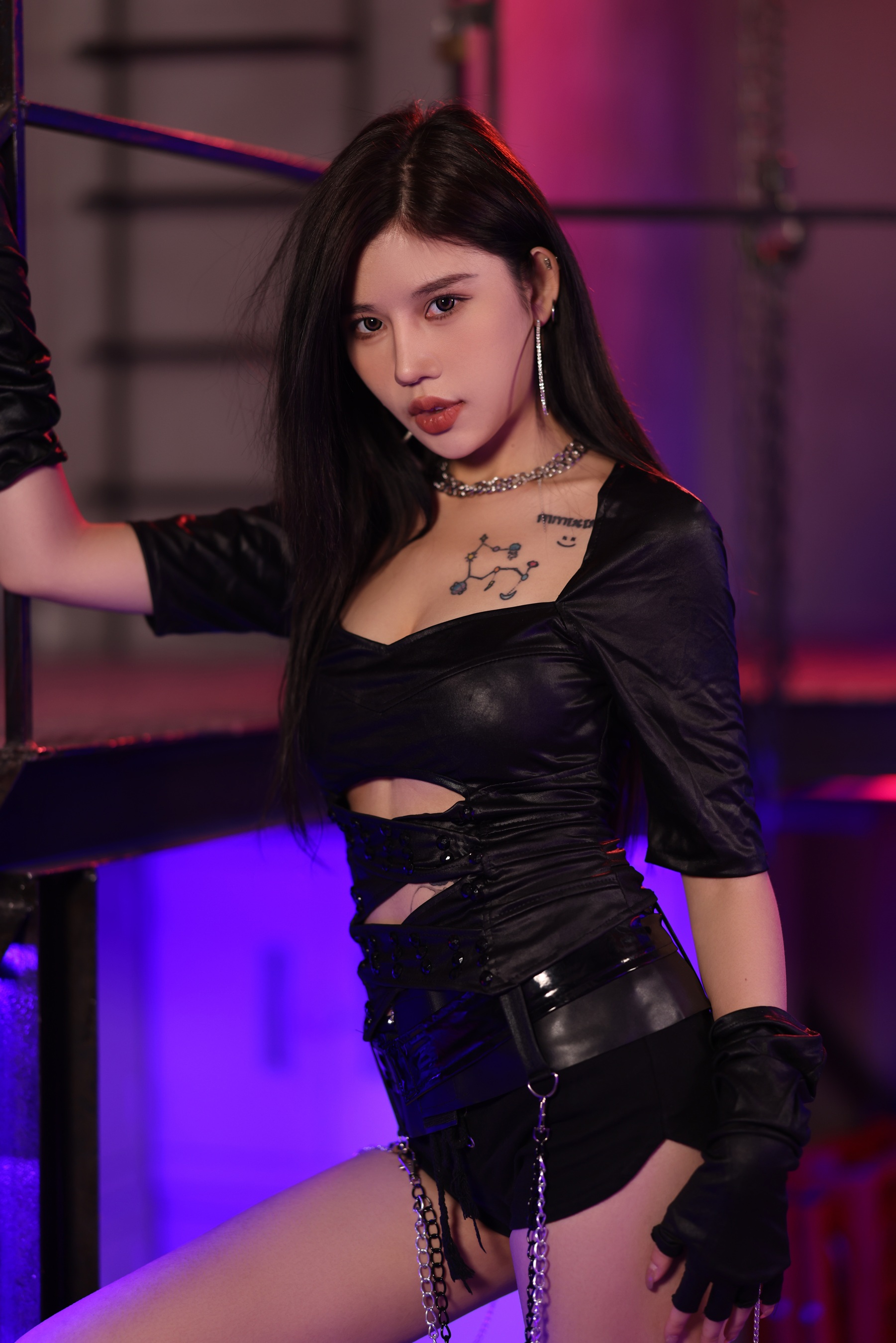 美女与黑皮衣的华丽邂逅 鲸鱼