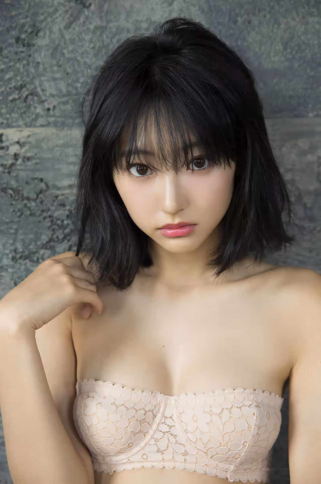 [武田玲奈] 清純甜妞賣弄性感 姣好身材令人為之一亮