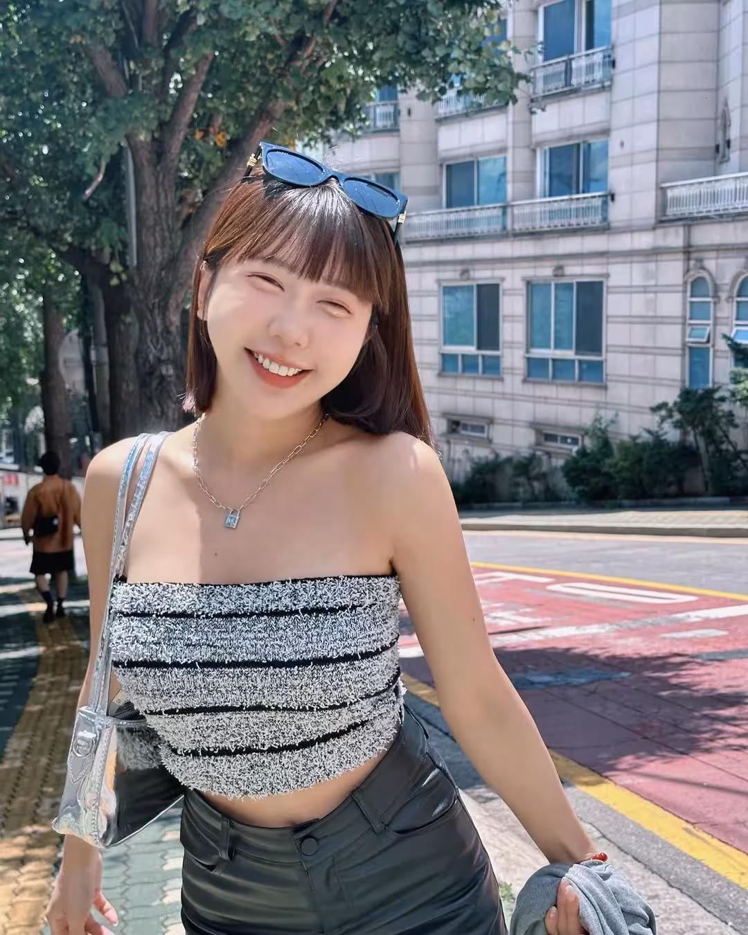 「Mika Hsu」飽滿雪乳滿滿快溢出 邪惡視角好害羞