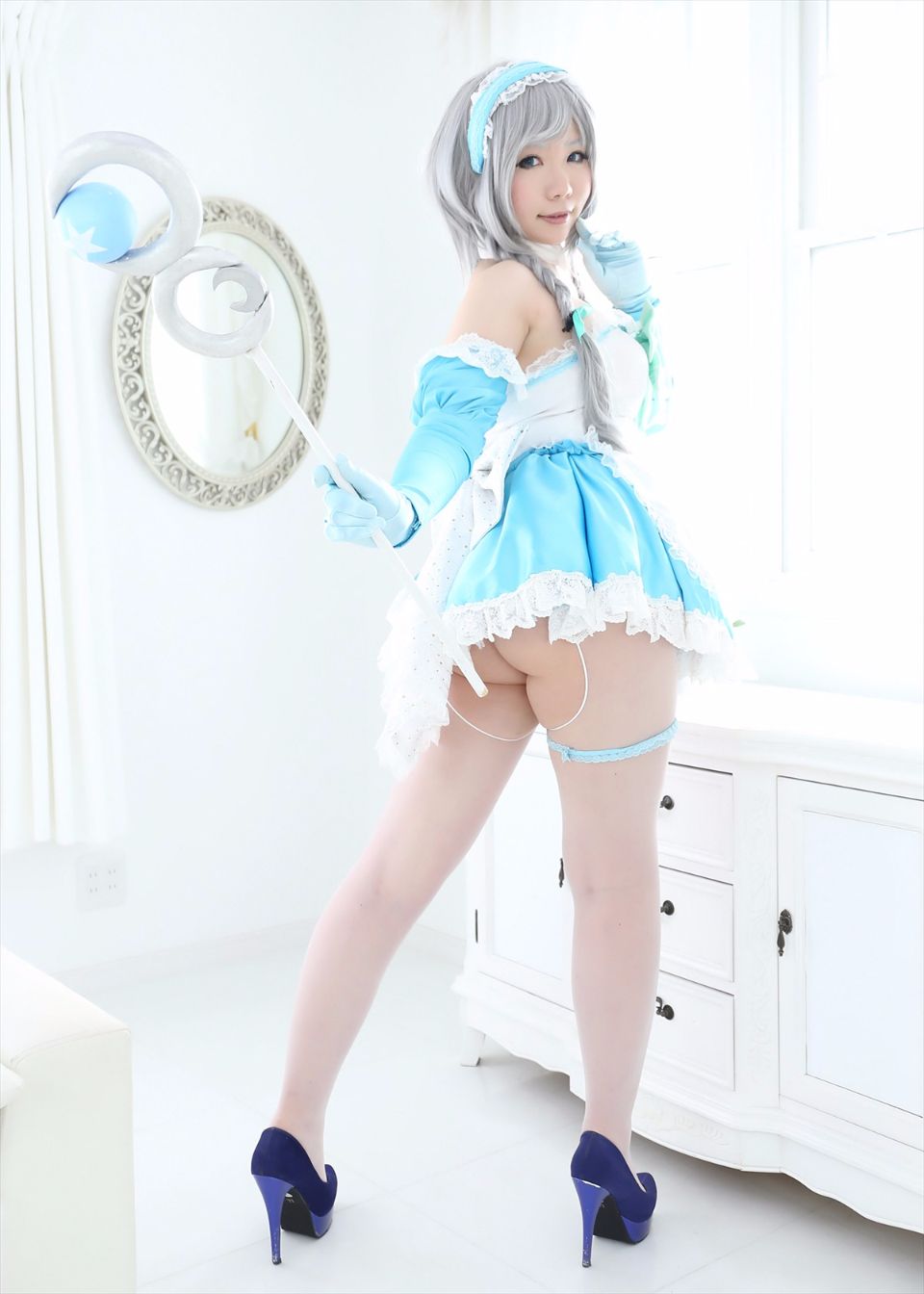 コスプレイヤー 日暮りんさんのほとんど隠せていないパイパンがエロすぎる十六夜咲夜