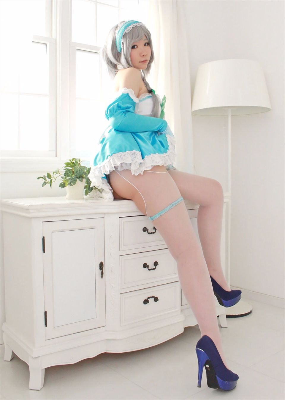 コスプレイヤー 日暮りんさんのほとんど隠せていないパイパンがエロすぎる十六夜咲夜