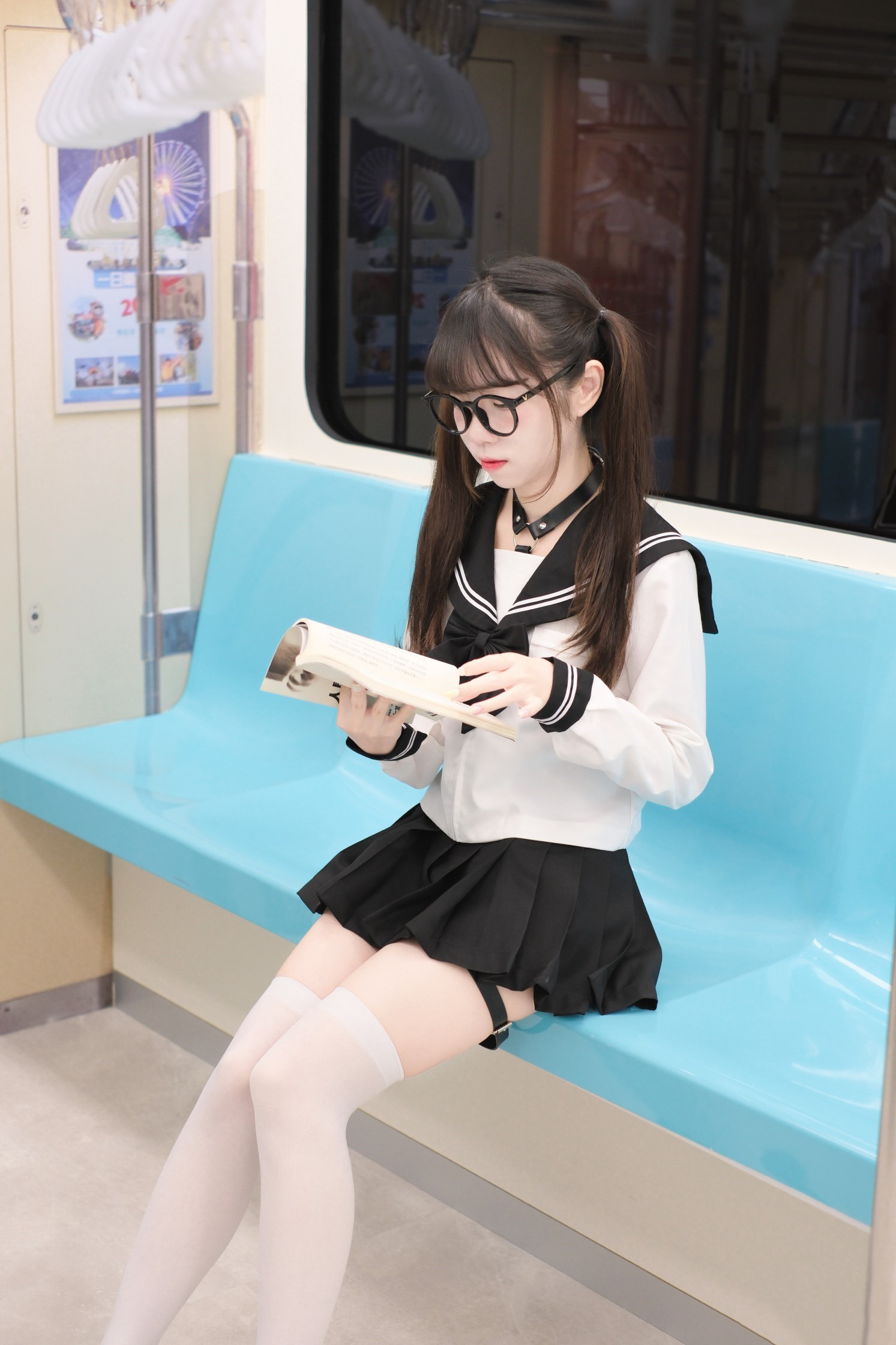 電車上の女高中生