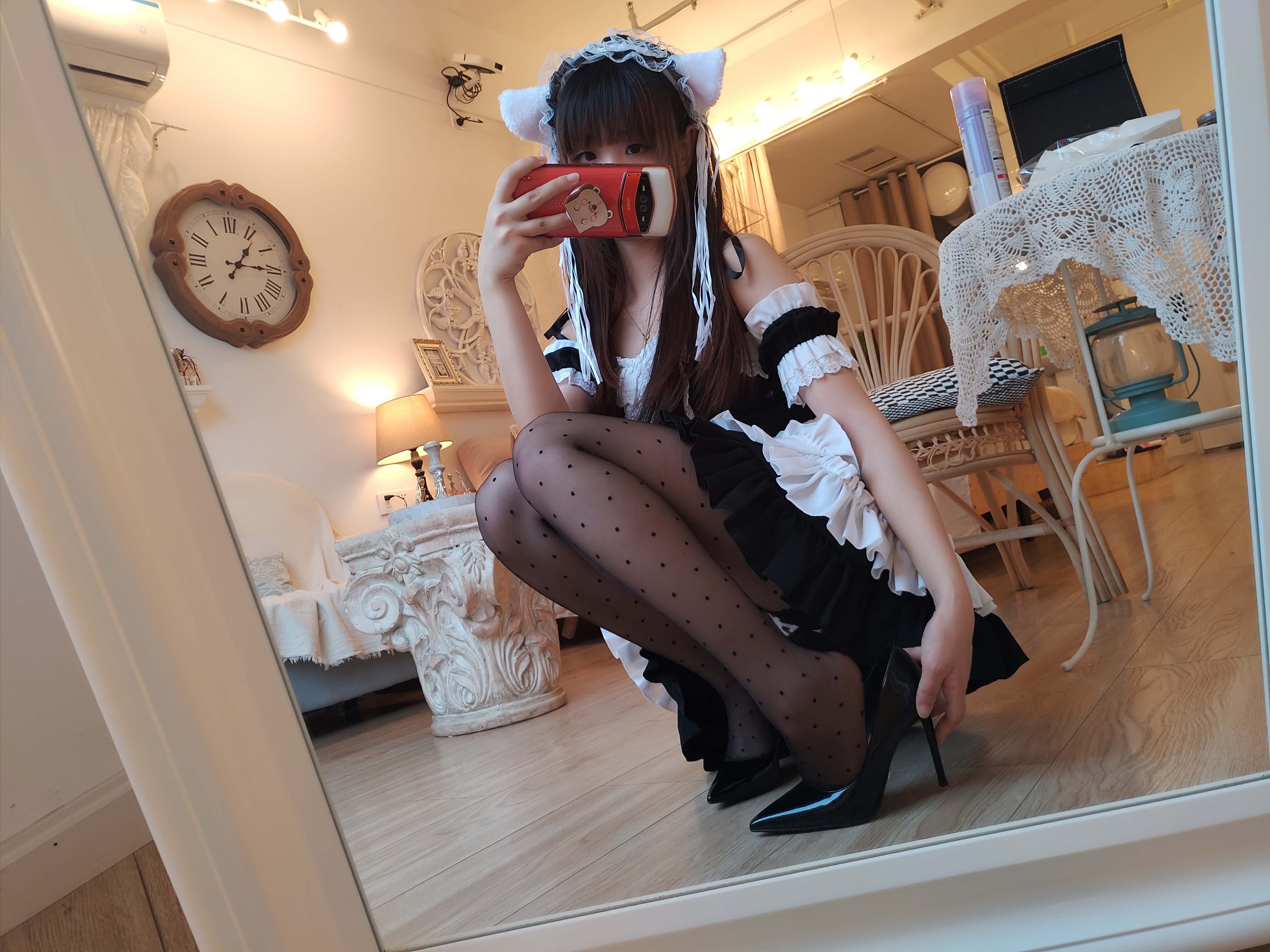 对镜女仆