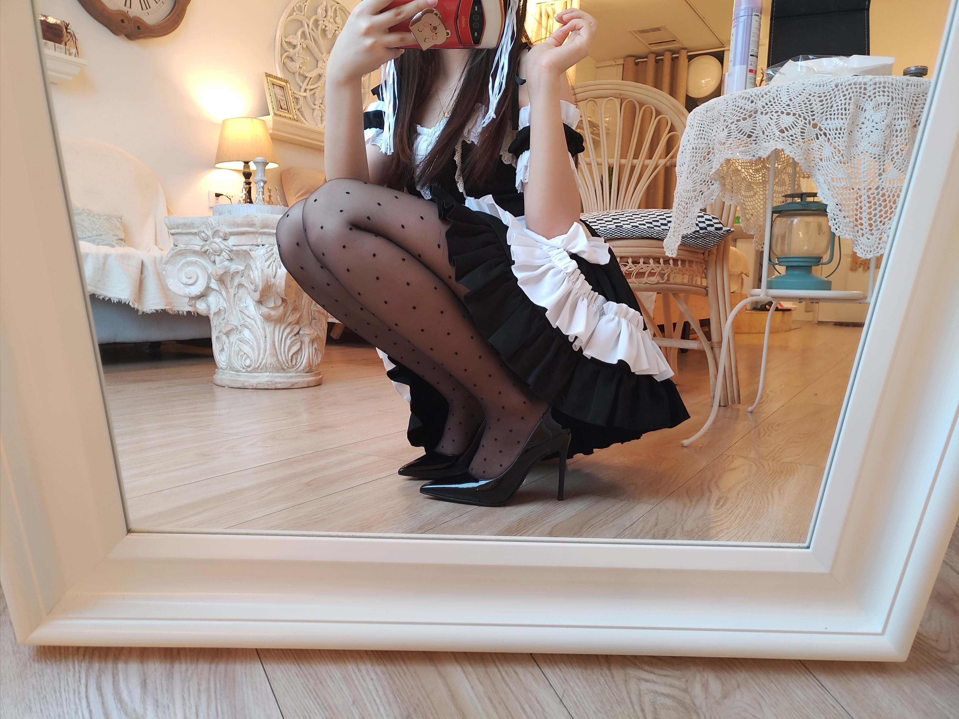 对镜女仆