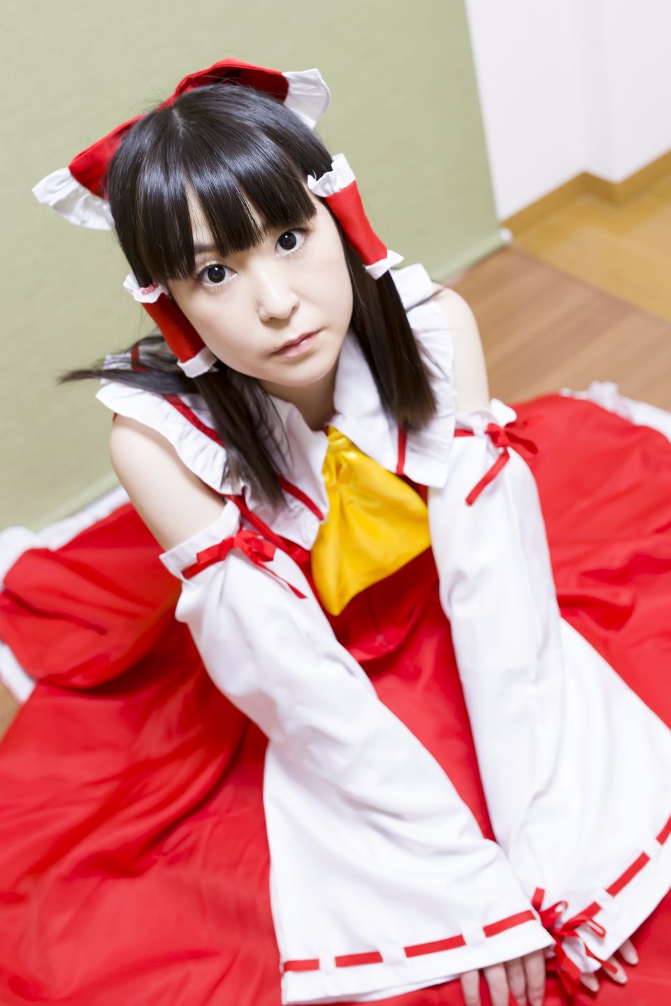 東方巫女レイヤーさんと個人撮影で生ハメ！淫乱巫女さんにたっぷり搾り取られちゃいました！