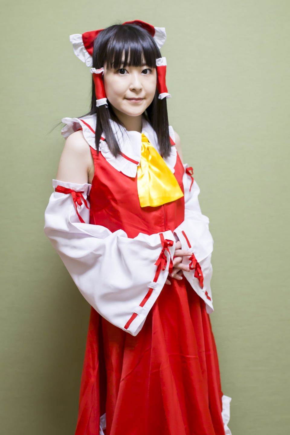 東方巫女レイヤーさんと個人撮影で生ハメ！淫乱巫女さんにたっぷり搾り取られちゃいました！