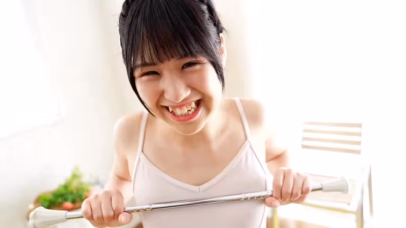 春日菜乃 在鏡頭前露出虎牙與乳頭