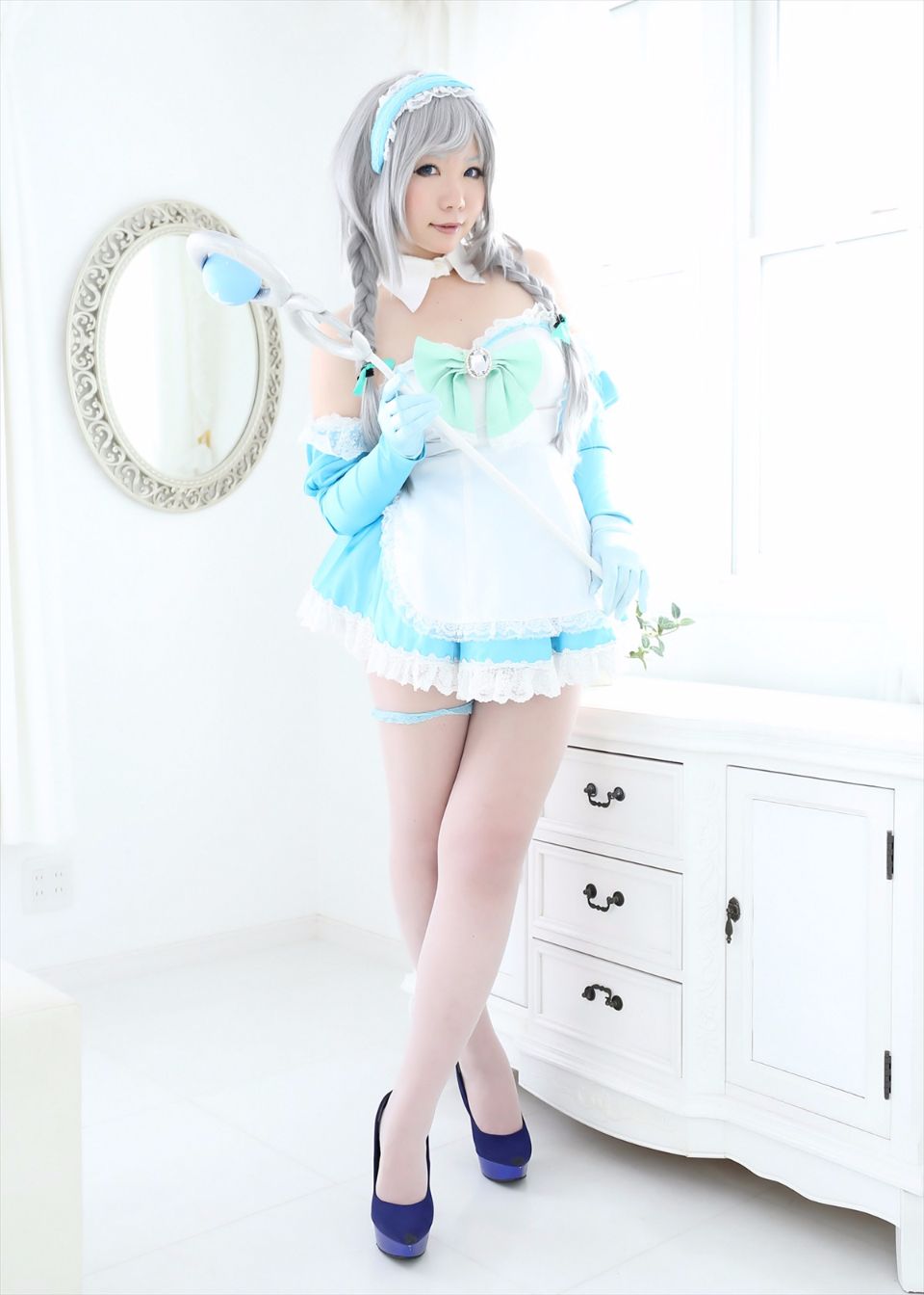 コスプレイヤー 日暮りんさんのほとんど隠せていないパイパンがエロすぎる十六夜咲夜