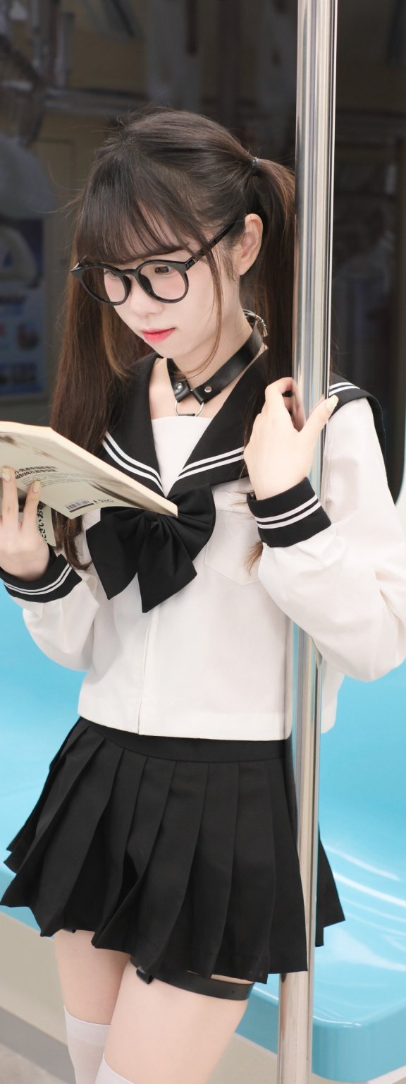 電車上の女高中生